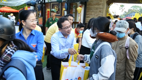 Thành Đoàn TP. Hồ Chí Minh đưa 2.000 sinh viên, người lao động khó khăn về quê đón Tết (12/1/2023)