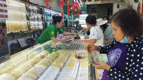 Nhiều người dân mua vàng cho ngày Vía Thần Tài (30/1/2023)
