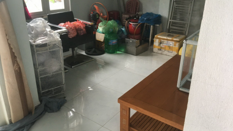 Người dân xã Hoà Bắc, huyện Hoà Vang, tp 
Đà Nẵng kê cao đồ đạc, đưa xe ra cầu tránh lũ (14/10/2023)