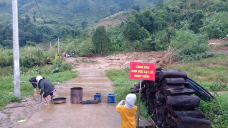 Quảng Nam: Mưa lớn kéo dài, sạt lở đèo Le và nhiều đường miền núi. (14/10/2023)