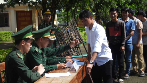 Biên phòng Kon Tum vận động người dân huyện Ia H’Drai giao nộp 73 súng tự chế (21/10/2023)