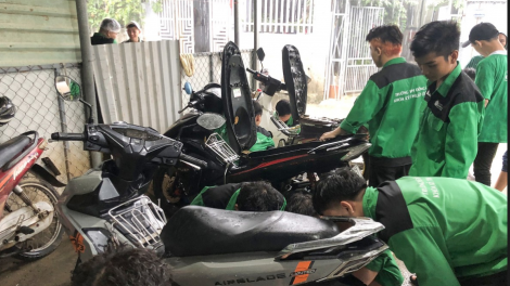 Sinh viên Đà Nẵng tình nguyện sửa xe miễn phí cho người dân vùng ngập lụt (19/10/2023)