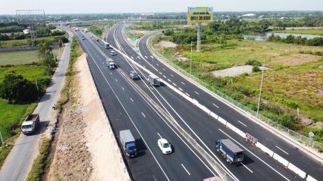 Chọn làn đường phù hợp với tốc độ để không gây ức chế cho phương tiện khác trên cao tốc (16/10/2023)