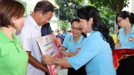 TP.HCM huy động thêm nguồn lực giúp người nghèo (24/10/2023)