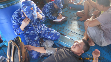 Tàu kiểm ngư tiếp nhận, hỗ trợ y tế và chăm sóc sức khỏe ngư dân bị nạn trên biển (19/10/2023)
