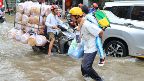 Cần Thơ: Người dân khó khăn vượt đường nội đô đầy lô cốt, đá dăm nguy hiểm lúc triều cường( 3/10/2023)