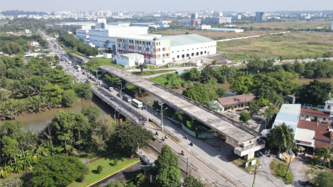 Thi công trở lại cầu Tăng Long ở TP.Thủ Đức sau 4 năm tạm dừng vì vướng mặt bằng (28/10/2023)