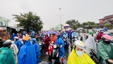 Quảng Nam: Nhiều tuyến đường ngập sâu, lực lượng Cảnh sát giao thông chốt chặn điều tiết giao thông (16/10/2023)