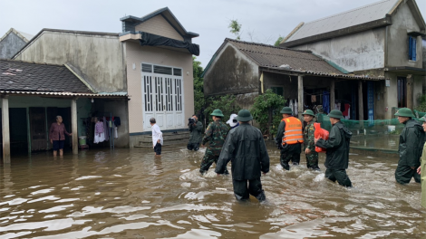 Tư lệnh Quân khu 4 thăm, tặng quà người dân vùng lũ Thừa Thiên Huế (15/10/2023)