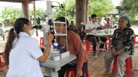 Kon Tum: Tích cực chữa trị bệnh về mắt cho bà con dân tộc thiểu số (18/10/2023)