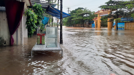 Mưa to, nhiều khu dân cư thành phố Đông Hà ngập sâu (24/10/2023)