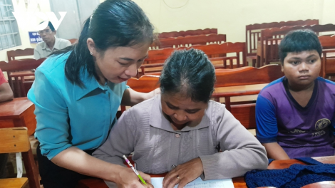 Tìm "con chữ" cho bà con dân tộc thiểu số ở Bình Phước (28/10/2023)
