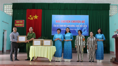 Tặng sách cho trại giam Ngọc Lý, Bắc Giang: Món quà đặc biệt cho các nữ phạm nhân ngày 20/10 (19/10/2023)