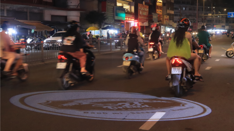 Đèn led quảng cáo chiếu xuống đường, nguy cơ tai nạn giao thông (22/10/2023)
