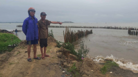 Quảng Nam, nhiều hộ dân ở vùng bị 
sạt lở nặng vẫn chưa di dời đến nơi an toàn (14/10/2023)