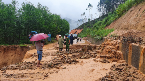 Mưa lớn, tạm dừng tàu, thuyền ra đảo Nhơn Châu (31/10/2023)