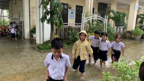 Thừa Thiên Huế: Nỗ lực để  học sinh  vùng “rốn lũ” đến trường (16/10/2023)