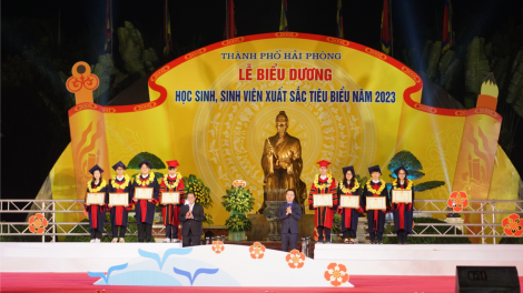 Hải Phòng: Hơn 1,3 tỷ đồng khen thưởng học sinh, sinh viên tiêu biểu (18/11/2023)