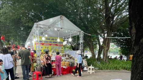 Hội chợ nở rộ, phá nát không gian hồ Hoàn Kiếm dịp cuối tuần (19/11/2023)