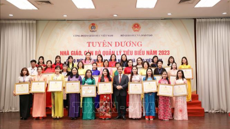 THỜI SỰ 18H CHIỀU 19/11/2023: Bộ GD-ĐT tuyên dương 200 nhà giáo, cán bộ quản lý tiêu biểu năm 2023.
