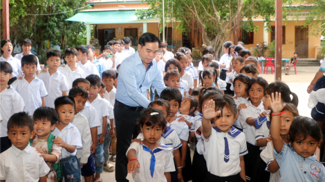 Người thầy “gieo chữ” cho những mầm xanh gốc Việt trên đất nước chùa Tháp (20/11/2023)