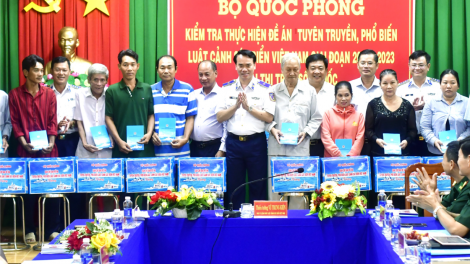 Cà Mau: Phổ biến Luật Cảnh sát biển – “Vợ biết được 10 phần thì chồng cầm chắc được 5” (17/11/2023)