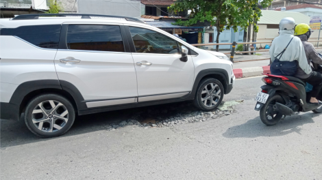 Cần Thơ: Tiềm ẩn nguy cơ tai nạn giao thông khi "ổ gà", "ổ voi" dày đặc sau triều cường (01/11/2023)