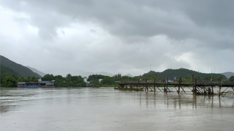 Cầu dài 300m bị trôi, nhiều người dân gặp khó khi qua sông Cái, Nha Trang (16/11/2023)