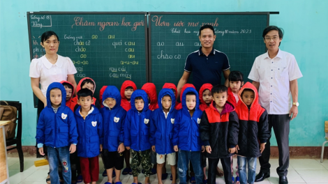 Đưa con lên núi, cắm bản "trồng người" (18/11/2023)