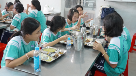 Giám sát bữa ăn bán trú, không chỉ từ phía trường học (2/11/2023)