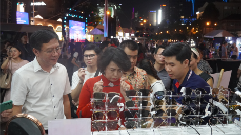 Tiểu thương livestream bán hàng tại chợ Bến Thành (16/12/2023):