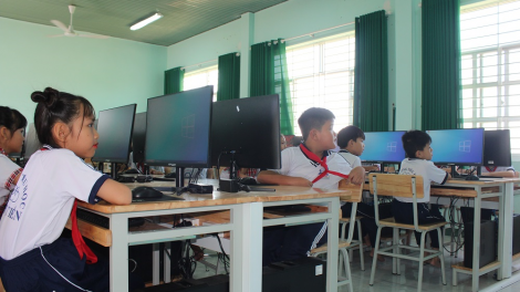 Học sinh nghèo vùng biển Bình Thuận đón nhận 56 bộ máy vi tính mới (12/12/2023)