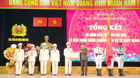 Bộ trưởng Tô Lâm trao Huân chương Bảo vệ Tổ quốc hạng Ba cho Học viện An ninh nhân dân (22/12/2023)