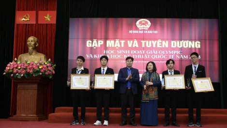 Vinh danh học sinh đoạt giải Olympic và Khoa học kỹ thuật quốc tế 2023 (16/12/2023)