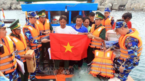 Sát cánh cùng ngư dân vươn khơi, xây dựng thế trận lòng dân bảo vệ vững chắc chủ quyền biển đảo (1/1/2024)
