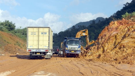 Xử lý khẩn cấp sạt lở nặng trên cao tốc La Sơn - Túy Loan và đèo Hải Vân (02/12/2023)
