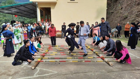 Những lá đơn xin thoát nghèo của người Mông ở Cốc Lào  (07/12/2023)
