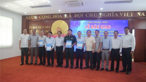 Sóc Trăng: Bàn giao hồ sơ mỏ cát cho nhà thầu thi công dự án cao tốc thành phần 4 (9/12/2023)
