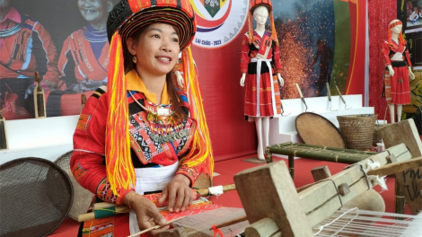 Bộ trang phục truyền thống tôn lên vẻ đẹp của phụ nữ Pà Thẻn (08/12/2023)