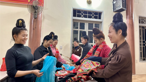 “Sơn La làm gì để phát huy sức mạnh nền văn hoá?” - “Giữ ‘hồn cốt’ dân tộc bằng phong
trào quần chúng” (25/12/2023)