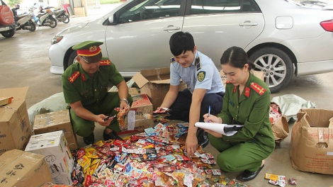 Ngăn chặn và bắt giữ thực phẩm không rõ nguồn gốc, thực phẩm hết hạn sử dụng (29/12/2023)