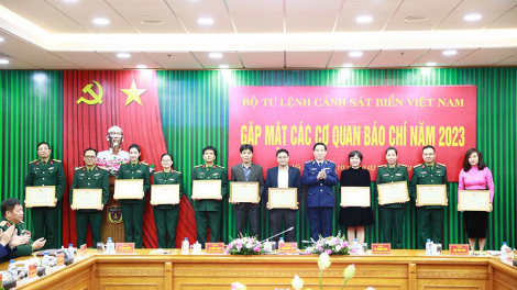 Hình ảnh Cảnh sát biển gần gũi quần chúng nhân dân hơn thông qua báo chí (10/2/2023)