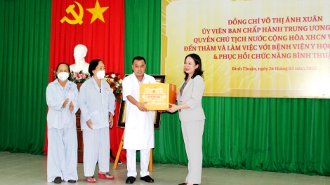 Quyền Chủ tịch nước thăm và chúc mừng thầy thuốc ở Bình Thuận (26/2/2023)