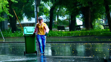 Những nữ lao công “cõng” rác trên non (15/2/2023)