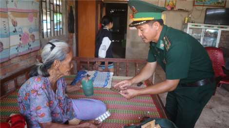 Bác sỹ quân hàm xanh Sóc Trăng nặng lòng với đồng bào Khmer vùng ven biển (25/2/2023)