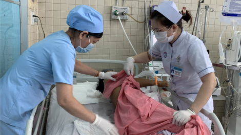 Lặng thầm nghề hộ lý nơi hành lang bệnh viện (26/2/2023)