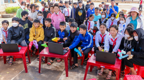 Học sinh vùng sâu Đắk Lắk hào hứng với “Thư viện Ánh sáng tri thức” (24/3/2023)