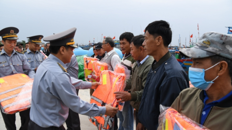 Nhiều hình thức tuyên truyền chống khai thác IUU cho ngư dân (31/3/2023)