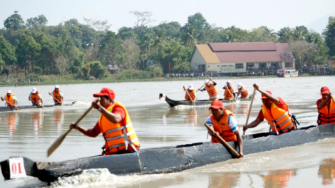 Đắk Lắk: Sôi nổi Hội đua thuyền độc mộc trên hồ Lắk (12/3/2023)