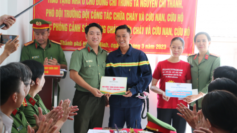 Trung tá cảnh sát bật khóc khi được tặng nhà ở xã hội (16/3/2023)